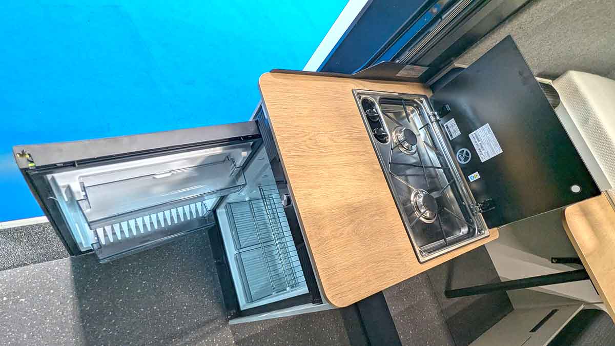 Küchenblock mit geöffneter Kühlschranktüre