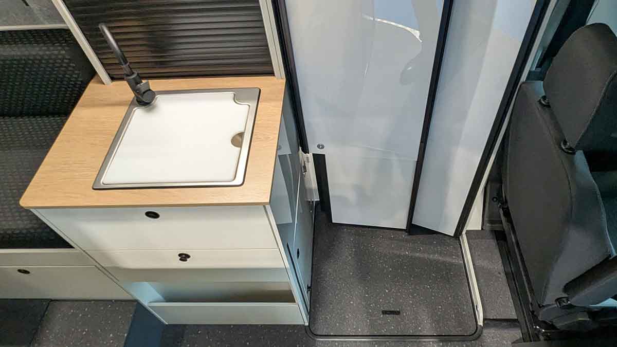 Zusammengeklapptes Bad und Spültisch