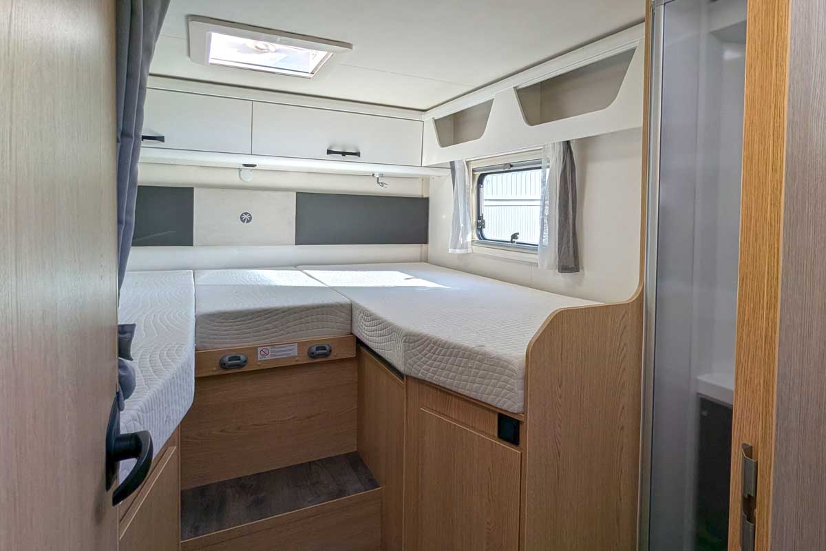 Einzelbetten im teilintegrierten WOhnmobil