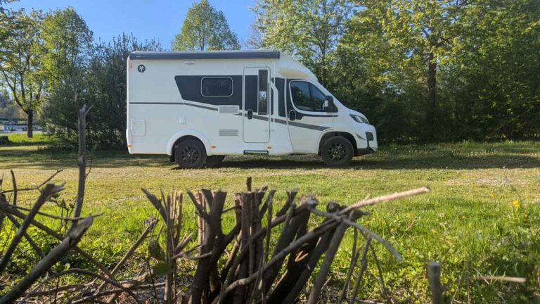 Sunlight T58 hinter Busch