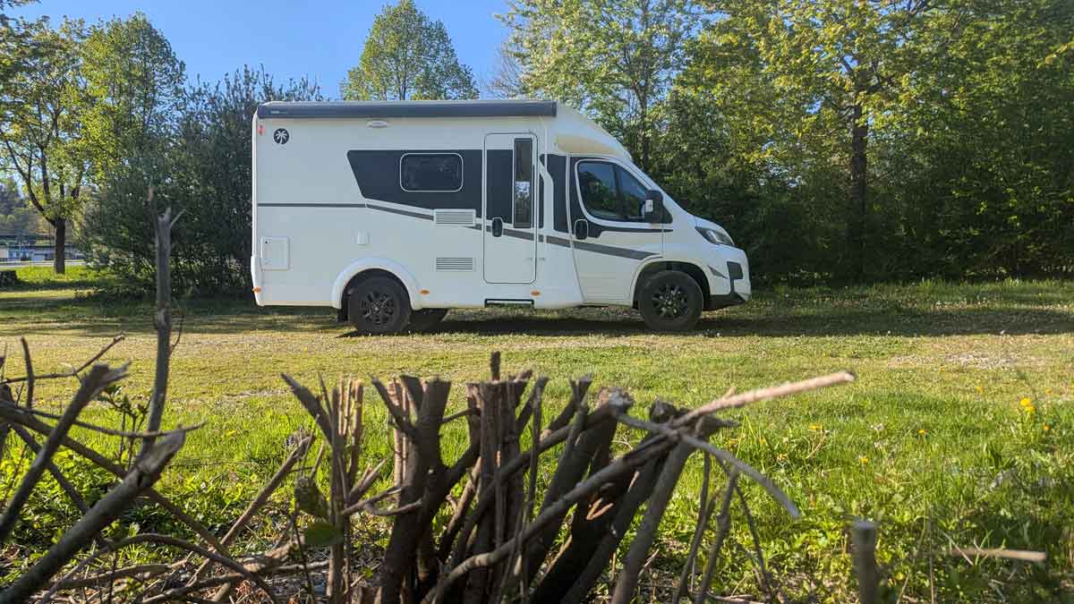 Sunlight T58 hinter Busch