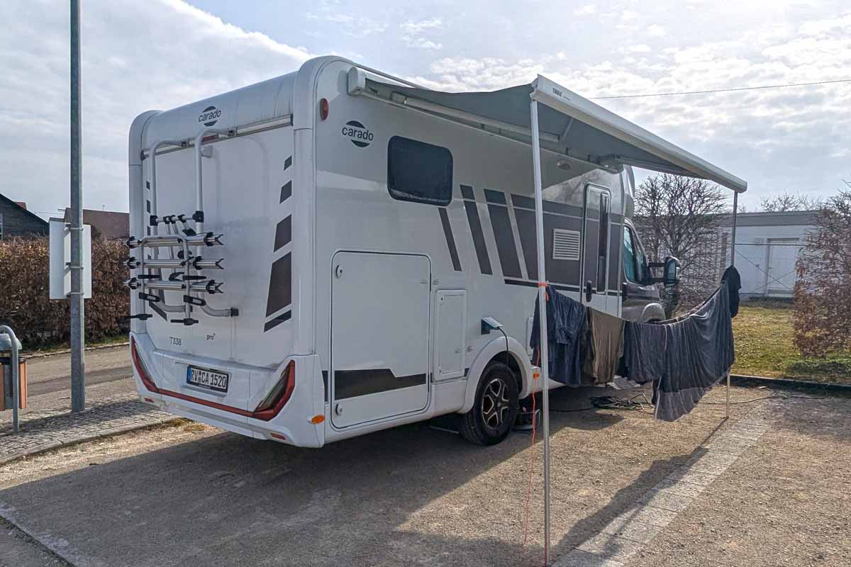 Wohnmobil mit Wäsche an der Markise