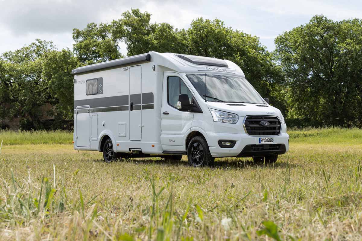 Corigon schmales Wohnmobil auf Wiese