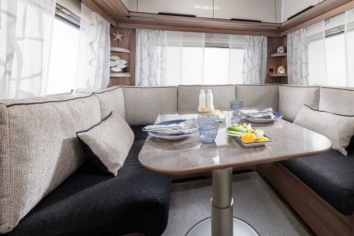 Stoffdekor mit hellen Rückenlehnen und dunklen Sitzflächen