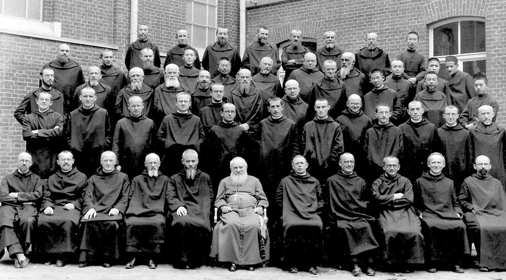 Gruppenbild mit 54 Mönchen