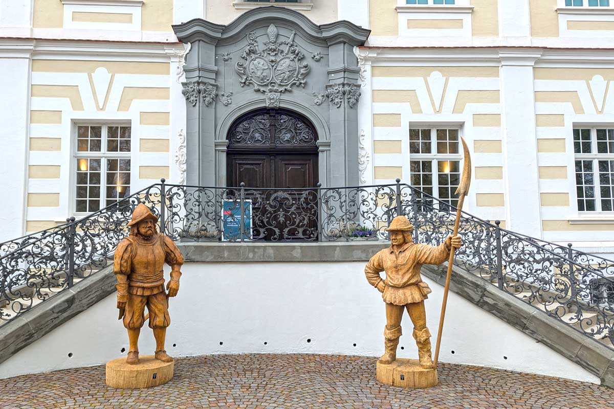 Zwei Bauernskulpturen vor dem Kloster Schussenried