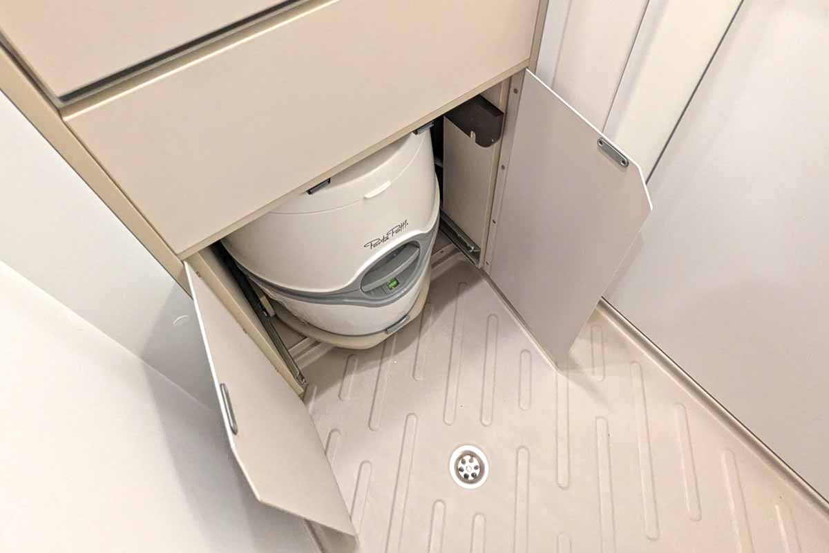 WC hinter zwei Türen