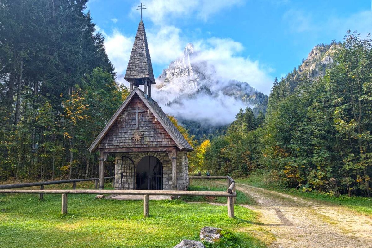 Wankerfleck-Gedenkkapelle mit Geiselstein im Hintergrund