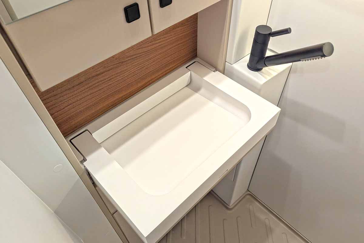 Waschbecken zum Herunterklappen