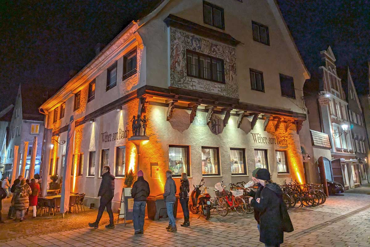 Beleuchteter Gasthof in der Nacht