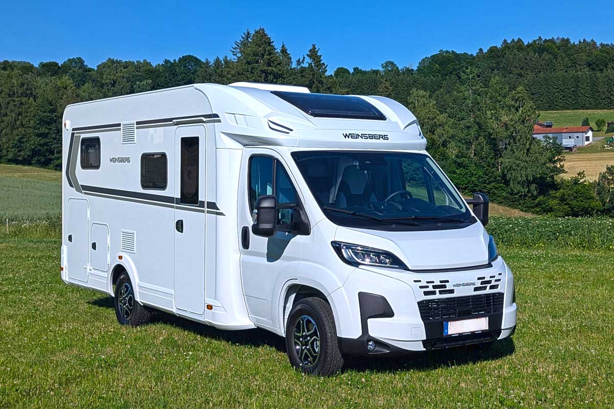 Weinsberg Carasuite 650 MEG auf einer Wiese