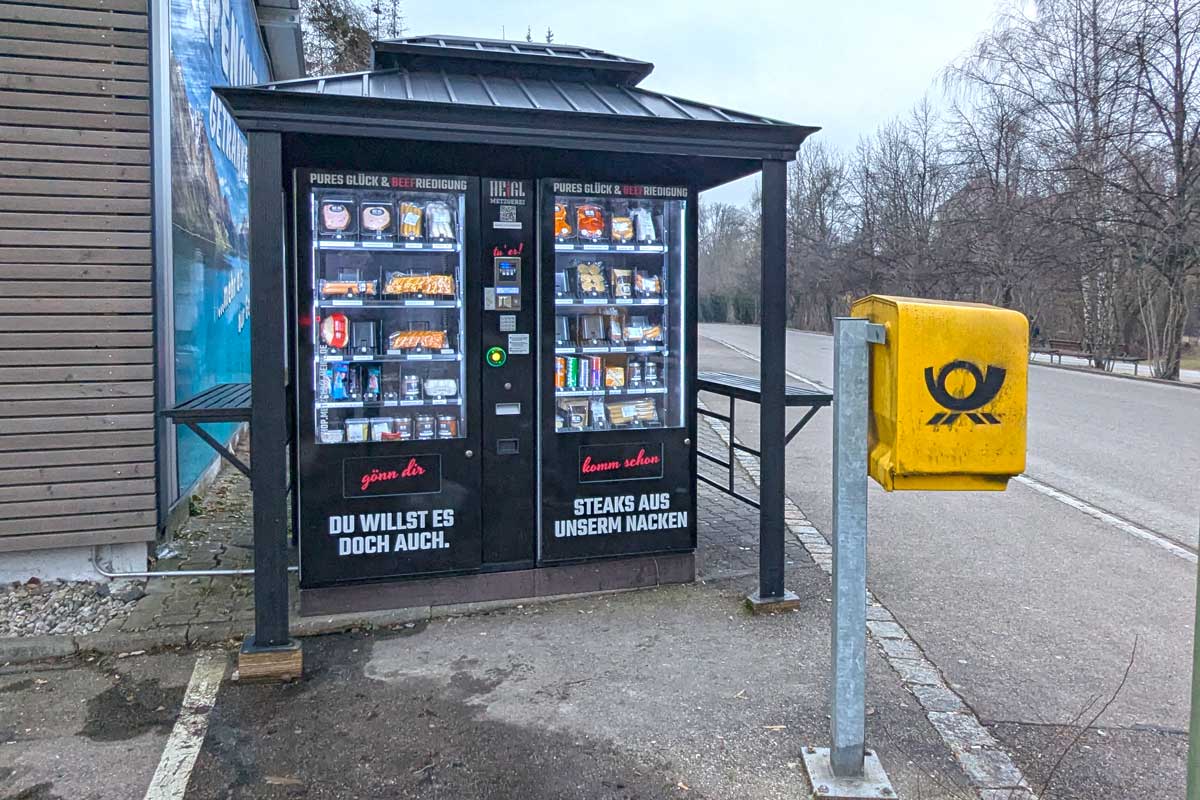 Lebensmittel-Automat und Briefkasten