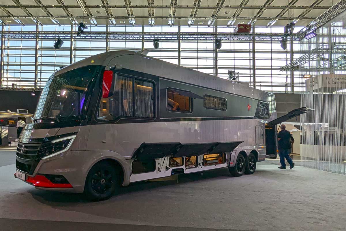 Arto 88 mit geöffneten Staufächern auf der Fahrerseite