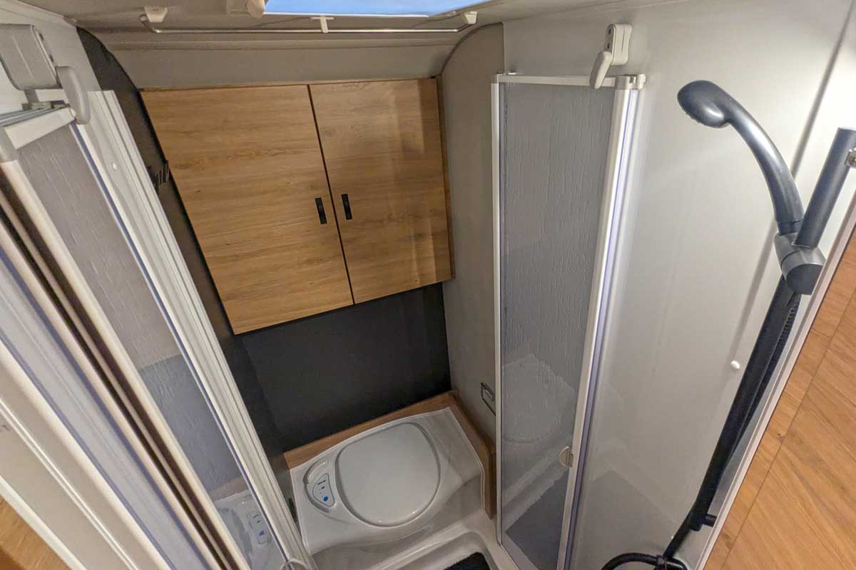 Bad mit Dusche und WC