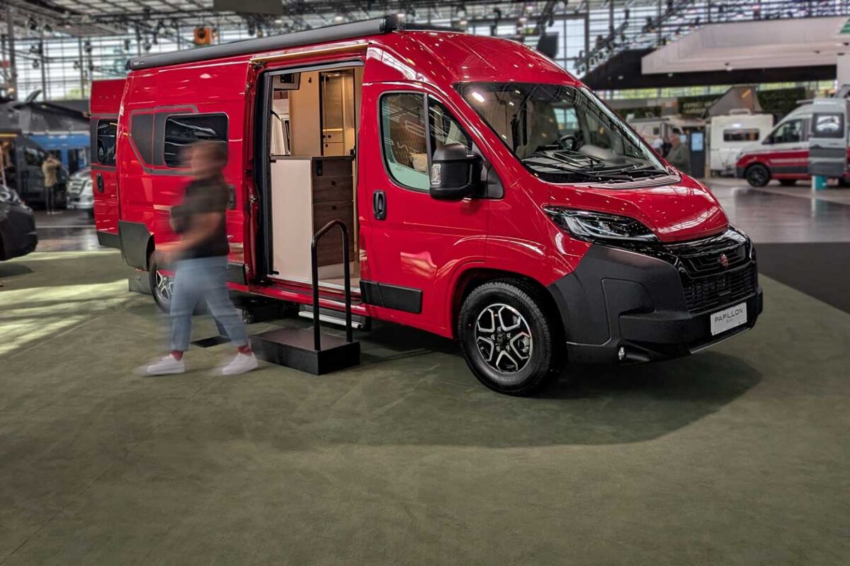 roter Bürstner Papillon