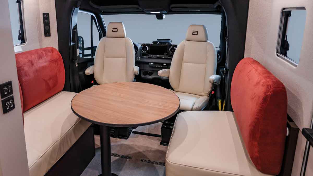 Interieur mit roten Polstern und rundem Tisch