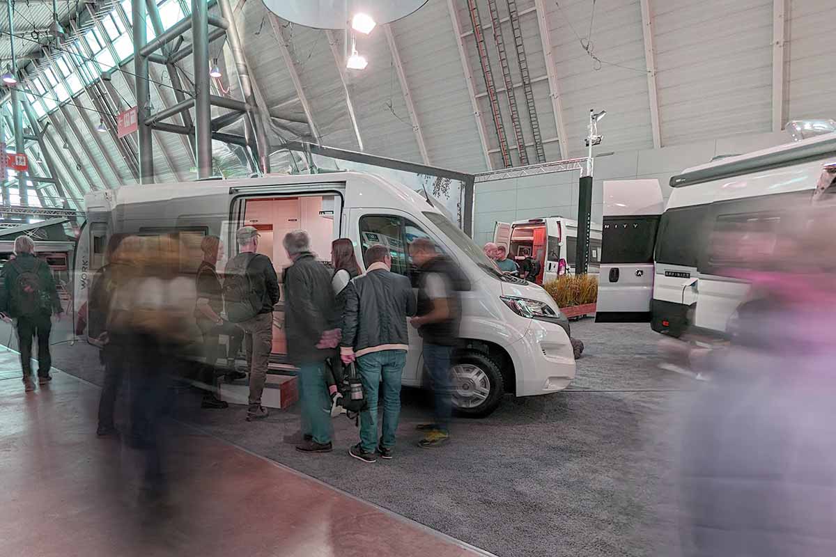 540 cm Campervan mit vielen Menschen