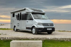 Adria Compact Max: drei extra-schmale Teilintegrierte mit Einzelbetten auf VW Crafter