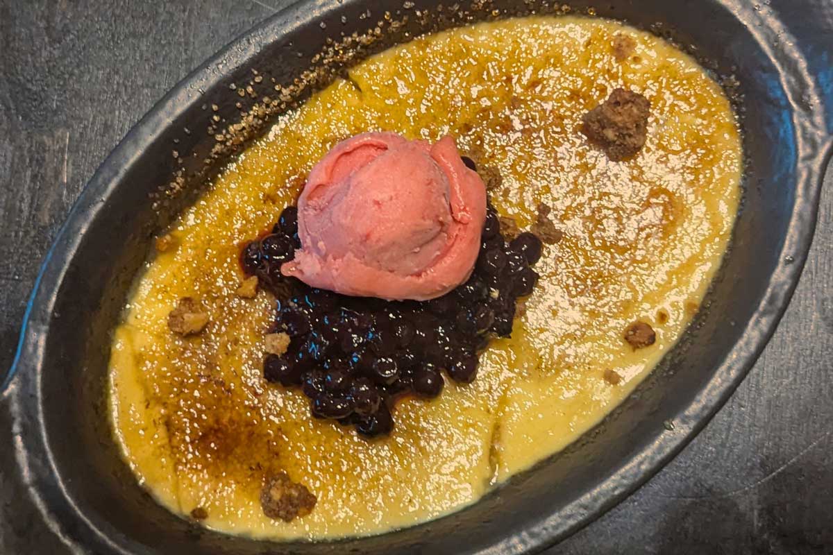 Creme brulée in Eisengusspfanne