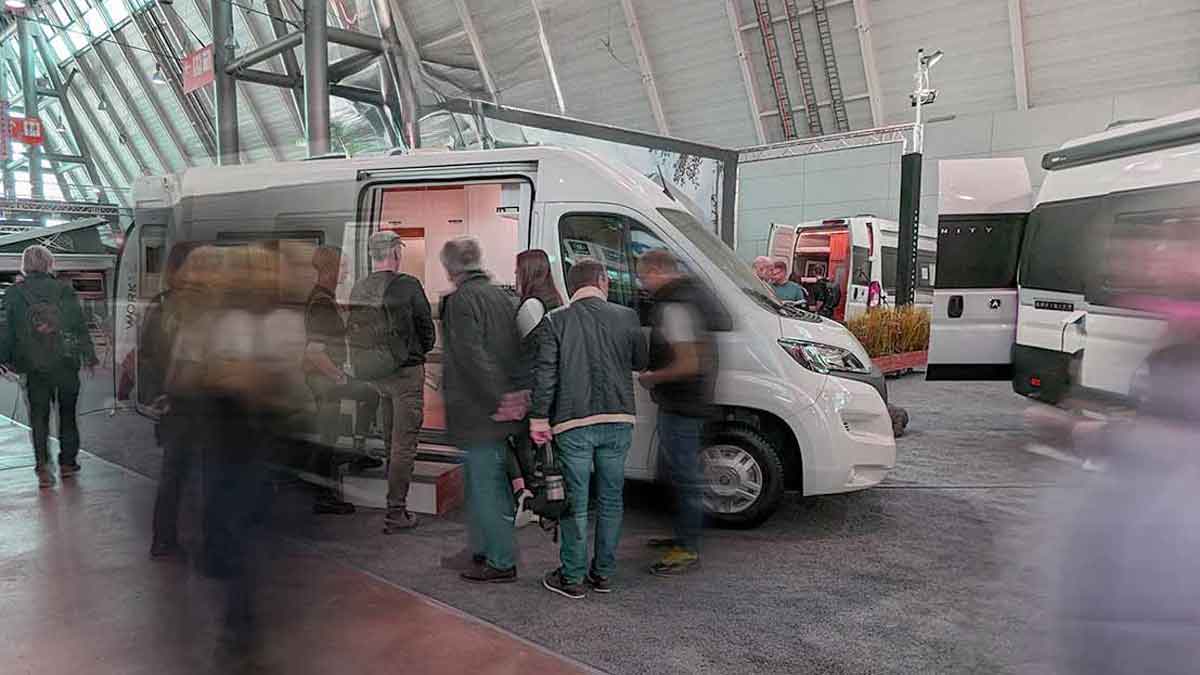 Umringter kurzer Kastenwagen auf dem Caravan Salon 2026