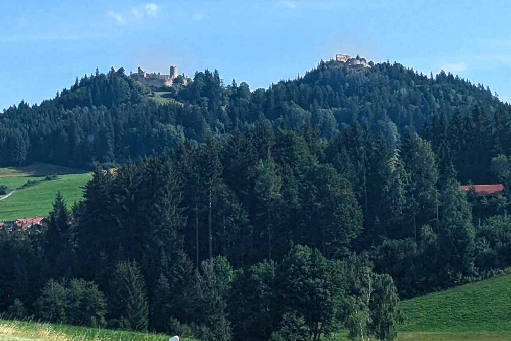 Blick auf die Ruinen Eisenberg und Hohenfreyberg