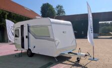 Fendt Next Caravan in Innenhof