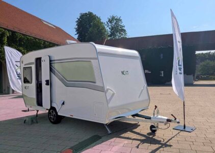 Fendt Next Caravan in Innenhof