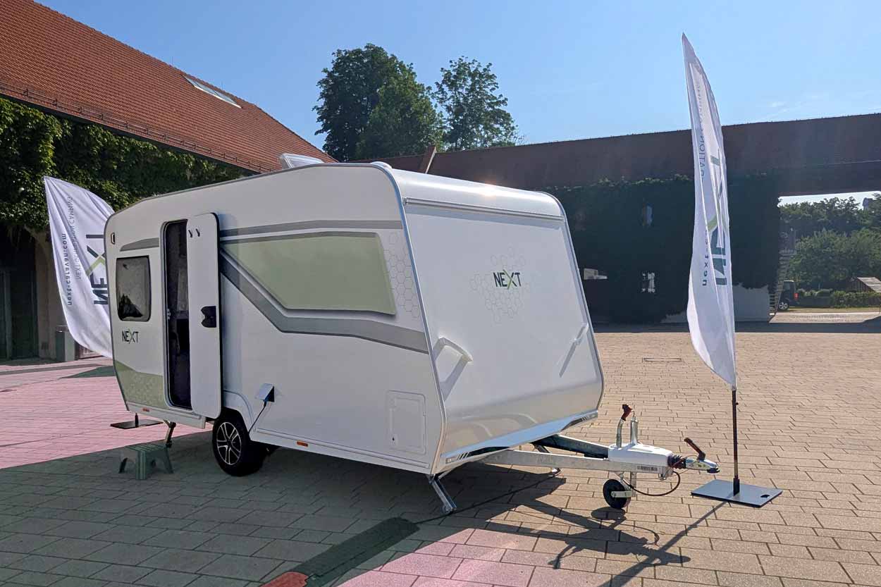 Fendt Next Caravan in Innenhof
