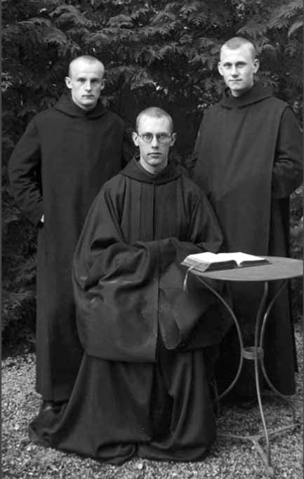 Drei Mönche, in der Mitte Gregor Sorger