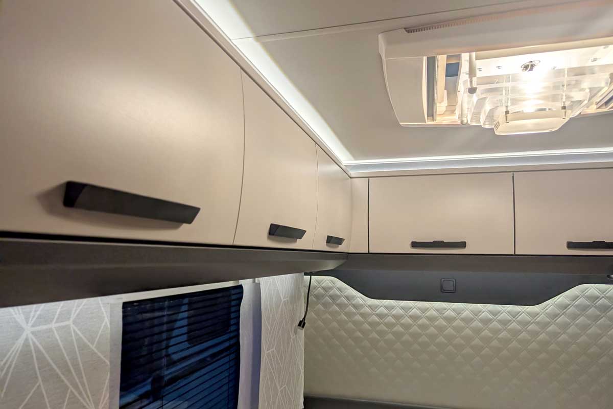 Hochschränke über dem Bett