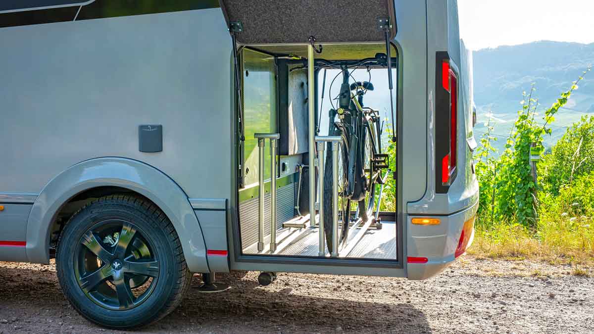 Fahrräder auf Auszug in Garage