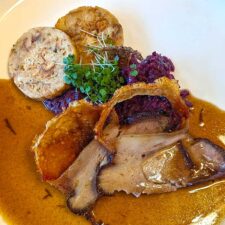 Krustlbratn mit Semmelknödel