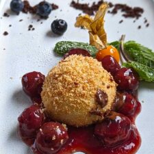 Nougatknödel an Kirchenröster mit süßen Bröseln