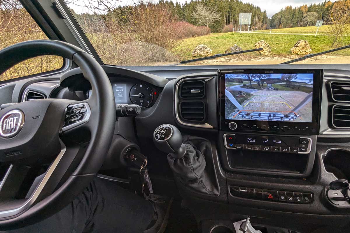 Cockpit im Carado I 338 mit Display der Rückfahrkamera