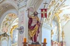 Figur mit Fahne