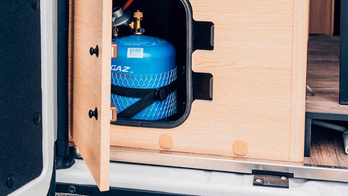 Gasfach mit 2,75 kg-Flasche